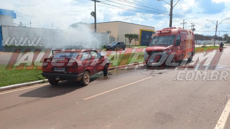 Carro pegou fogo enquanto condutor transitava pelo Centro de Rolim de Moura Carro pegou fogo enquanto condutor transitava pelo Centro de Rolim de Moura