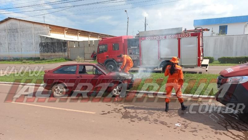 Carro pegou fogo enquanto condutor transitava pelo Centro de Rolim de Moura Carro pegou fogo enquanto condutor transitava pelo Centro de Rolim de Moura