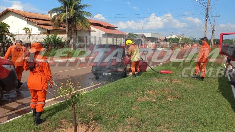 Carro pegou fogo enquanto condutor transitava pelo Centro de Rolim de Moura Carro pegou fogo enquanto condutor transitava pelo Centro de Rolim de Moura