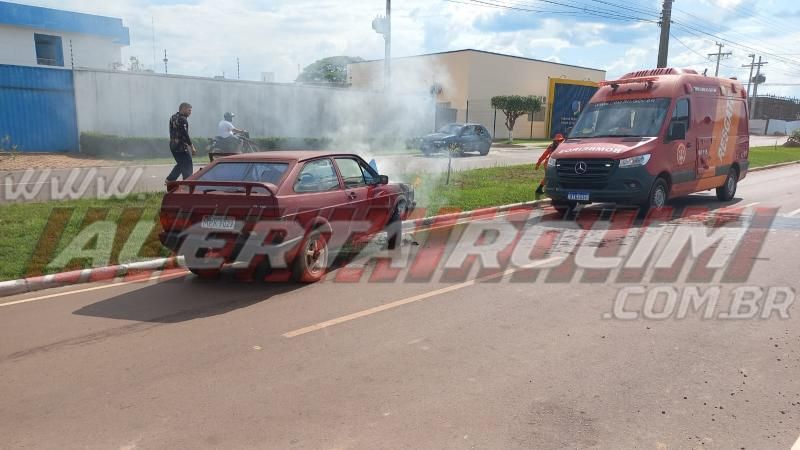 Carro pegou fogo enquanto condutor transitava pelo Centro de Rolim de Moura Carro pegou fogo enquanto condutor transitava pelo Centro de Rolim de Moura