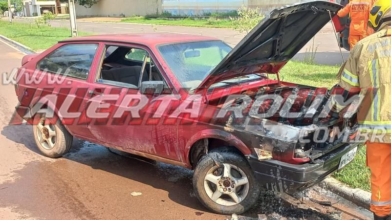 Carro pegou fogo enquanto condutor transitava pelo Centro de Rolim de Moura Carro pegou fogo enquanto condutor transitava pelo Centro de Rolim de Moura