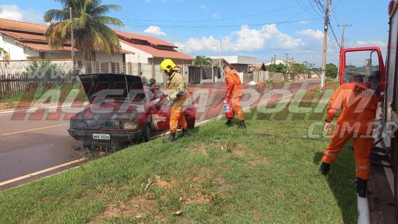 Carro pegou fogo enquanto condutor transitava pelo Centro de Rolim de Moura Carro pegou fogo enquanto condutor transitava pelo Centro de Rolim de Moura