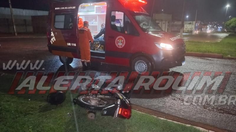 Colisão entre caminhonete e motoneta deixou uma pessoa ferida nesta noite em Rolim de Moura Colisão entre caminhonete e motoneta deixou uma pessoa ferida nesta noite em Rolim de Moura