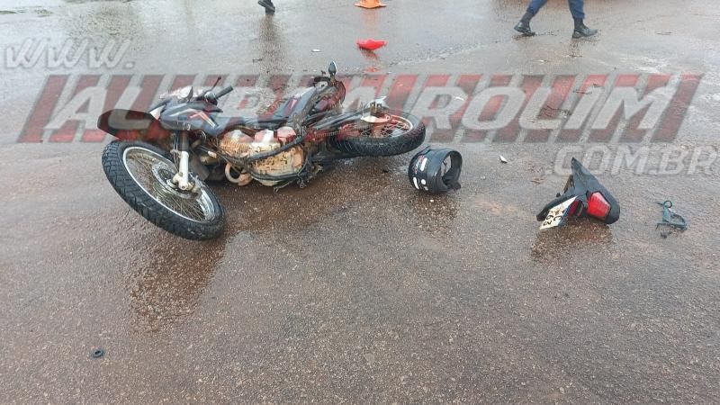 Colisão entre duas Bros deixou um dos condutores com fratura exposta em uma das pernas, em Rolim de Moura Colisão entre duas Bros deixou um dos condutores com fratura exposta em uma das pernas, em Rolim de Moura