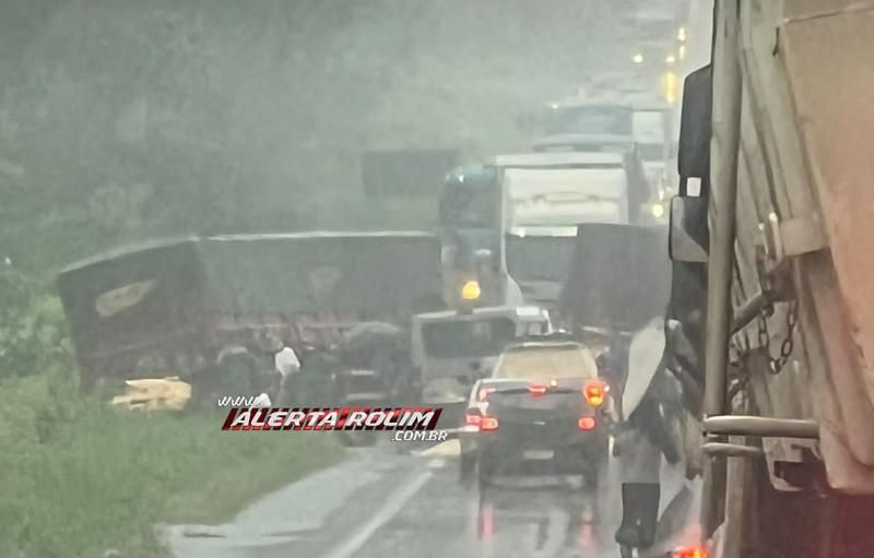 Colisão envolvendo duas carretas e um veículo de Passeio foi registrada na BR 364, em RO Colisão envolvendo duas carretas e um veículo de Passeio foi registrada na BR 364, em RO