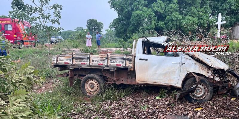 Médica foi socorrida com fratura na perna após caminhonete capotar na RO 383 Médica foi socorrida com fratura na perna após caminhonete capotar na RO 383