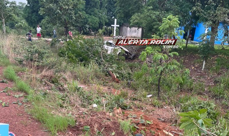 Médica foi socorrida com fratura na perna após caminhonete capotar na RO 383 Médica foi socorrida com fratura na perna após caminhonete capotar na RO 383