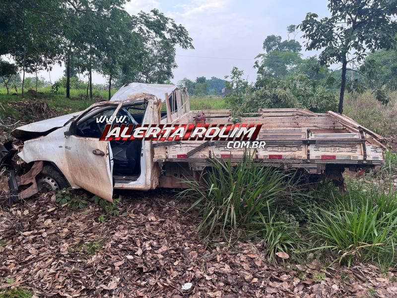 Médica foi socorrida com fratura na perna após caminhonete capotar na RO 383 Médica foi socorrida com fratura na perna após caminhonete capotar na RO 383