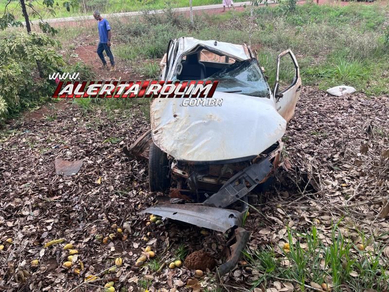 Médica foi socorrida com fratura na perna após caminhonete capotar na RO 383 Médica foi socorrida com fratura na perna após caminhonete capotar na RO 383