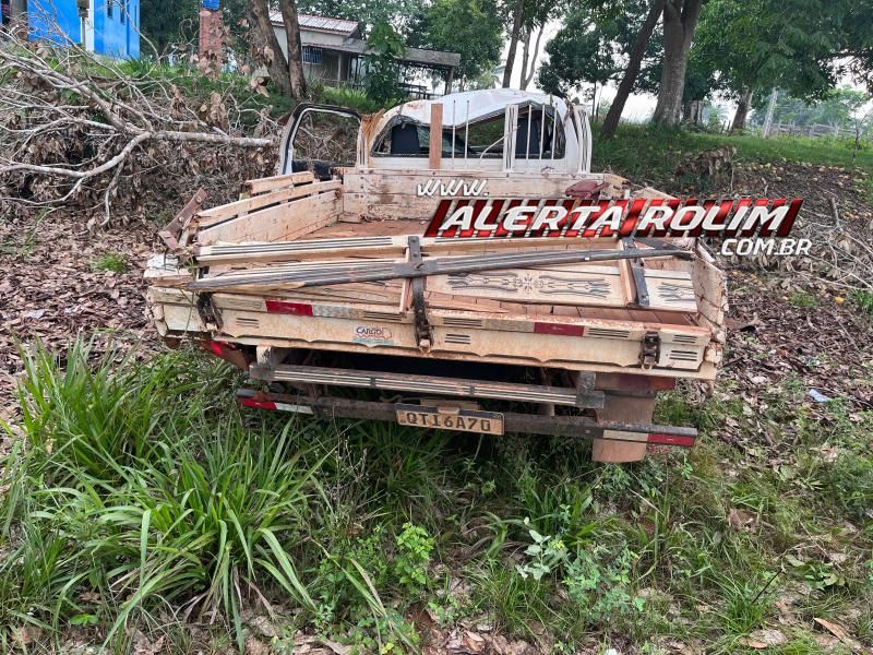 Médica foi socorrida com fratura na perna após caminhonete capotar na RO 383 Médica foi socorrida com fratura na perna após caminhonete capotar na RO 383
