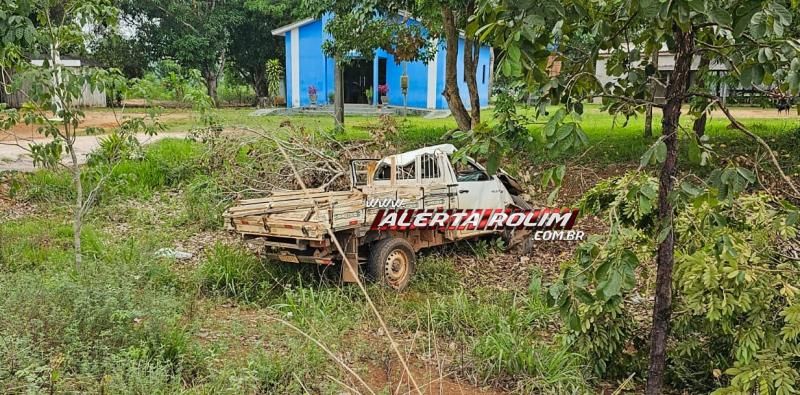 Médica foi socorrida com fratura na perna após caminhonete capotar na RO 383 Médica foi socorrida com fratura na perna após caminhonete capotar na RO 383