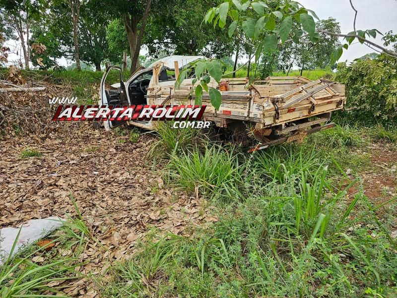 Médica foi socorrida com fratura na perna após caminhonete capotar na RO 383 Médica foi socorrida com fratura na perna após caminhonete capotar na RO 383
