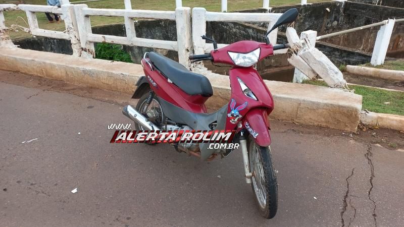 Mulher foi socorrida após bater moto na traseira de carro dos Correios, em Rolim de Moura Mulher foi socorrida após bater moto na traseira de carro dos Correios, em Rolim de Moura