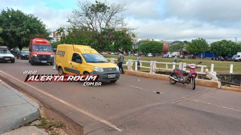 Mulher foi socorrida após bater moto na traseira de carro dos Correios, em Rolim de Moura Mulher foi socorrida após bater moto na traseira de carro dos Correios, em Rolim de Moura