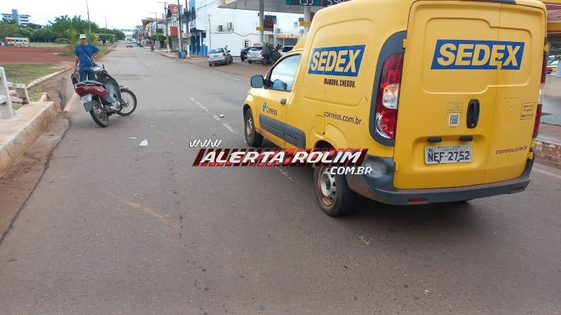 Mulher foi socorrida após bater moto na traseira de carro dos Correios, em Rolim de Moura Mulher foi socorrida após bater moto na traseira de carro dos Correios, em Rolim de Moura