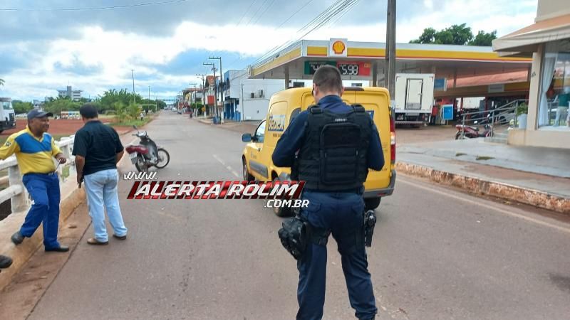 Mulher foi socorrida após bater moto na traseira de carro dos Correios, em Rolim de Moura Mulher foi socorrida após bater moto na traseira de carro dos Correios, em Rolim de Moura