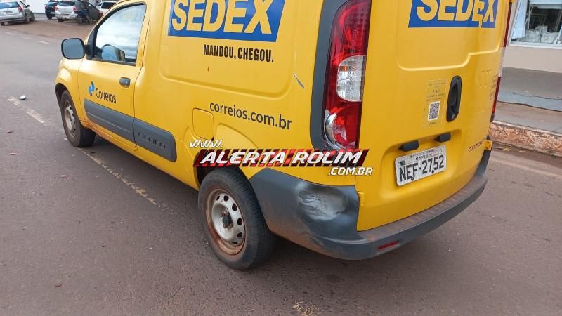 Mulher foi socorrida após bater moto na traseira de carro dos Correios, em Rolim de Moura Mulher foi socorrida após bater moto na traseira de carro dos Correios, em Rolim de Moura