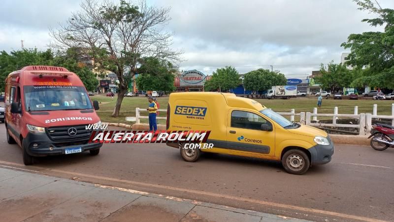 Mulher foi socorrida após bater moto na traseira de carro dos Correios, em Rolim de Moura Mulher foi socorrida após bater moto na traseira de carro dos Correios, em Rolim de Moura