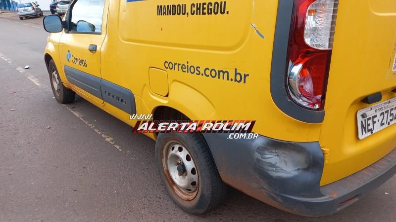 Mulher foi socorrida após bater moto na traseira de carro dos Correios, em Rolim de Moura Mulher foi socorrida após bater moto na traseira de carro dos Correios, em Rolim de Moura