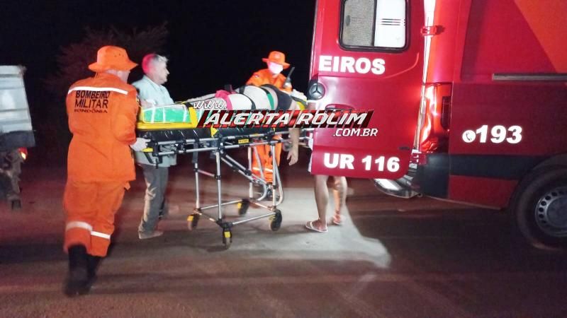 Mulher sofreu fratura na perna após casal cair de moto na RO 010, em Rolim de Moura Mulher sofreu fratura na perna após casal cair de moto na RO 010, em Rolim de Moura