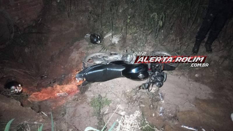 Mulher sofreu fratura na perna após casal cair de moto na RO 010, em Rolim de Moura Mulher sofreu fratura na perna após casal cair de moto na RO 010, em Rolim de Moura