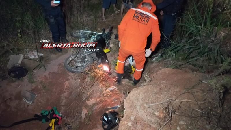 Mulher sofreu fratura na perna após casal cair de moto na RO 010, em Rolim de Moura Mulher sofreu fratura na perna após casal cair de moto na RO 010, em Rolim de Moura