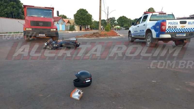 Segundo acidente do dia envolveu caminhão e moto no bairro Centenário, em Rolim de Moura Segundo acidente do dia envolveu caminhão e moto no bairro Centenário, em Rolim de Moura