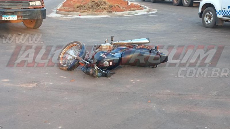 Segundo acidente do dia envolveu caminhão e moto no bairro Centenário, em Rolim de Moura Segundo acidente do dia envolveu caminhão e moto no bairro Centenário, em Rolim de Moura