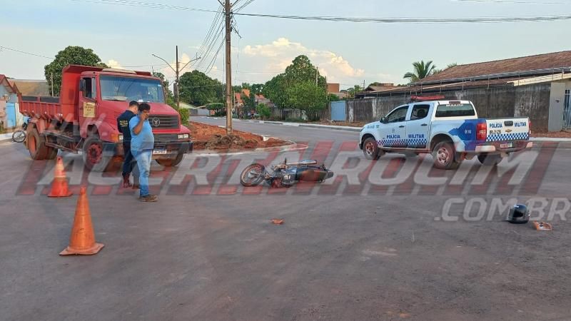 Segundo acidente do dia envolveu caminhão e moto no bairro Centenário, em Rolim de Moura Segundo acidente do dia envolveu caminhão e moto no bairro Centenário, em Rolim de Moura