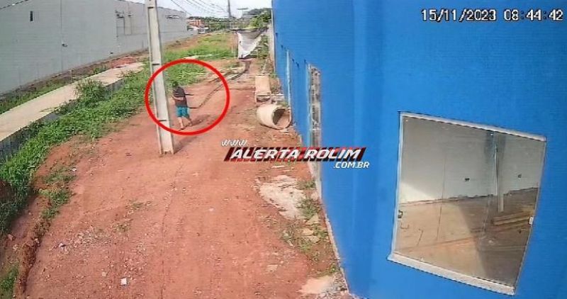 Vídeo - Câmeras de segurança registraram o momento em que homem praticava furto de barras de ferro de obras da galeria em Rolim de Moura Vídeo - Câmeras de segurança registraram o momento em que homem praticava furto de barras de ferro de obras da galeria em Rolim de Moura