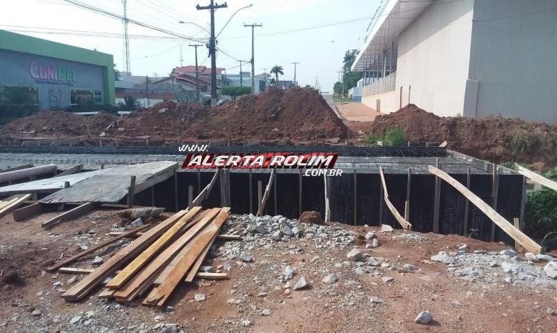 Vídeo - Câmeras de segurança registraram o momento em que homem praticava furto de barras de ferro de obras da galeria em Rolim de Moura Vídeo - Câmeras de segurança registraram o momento em que homem praticava furto de barras de ferro de obras da galeria em Rolim de Moura