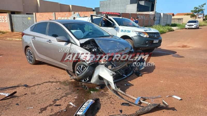 04 pessoas foram socorridas pelos bombeiros, após caminhonete capotar durante colisão com outro carro no Loteamento Jequitibá em Rolim de Moura 04 pessoas foram socorridas pelos bombeiros, após caminhonete capotar durante colisão com outro carro no Loteamento Jequitibá em Rolim de Moura