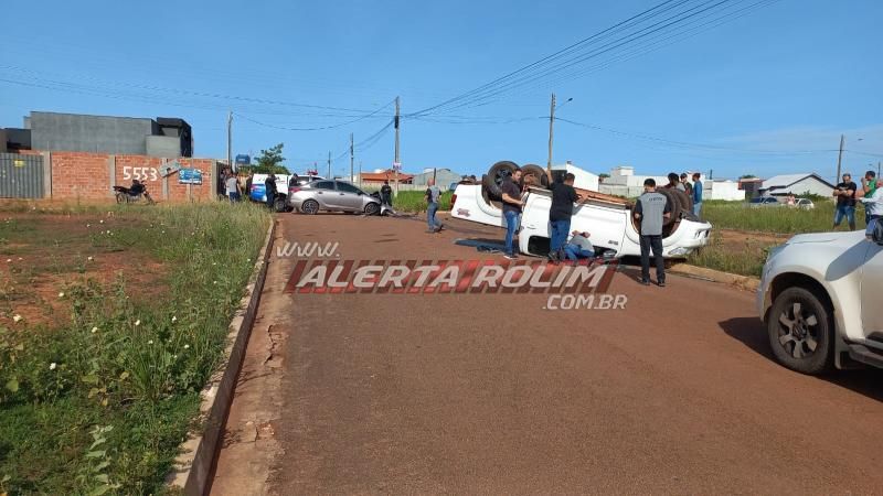 04 pessoas foram socorridas pelos bombeiros, após caminhonete capotar durante colisão com outro carro no Loteamento Jequitibá em Rolim de Moura 04 pessoas foram socorridas pelos bombeiros, após caminhonete capotar durante colisão com outro carro no Loteamento Jequitibá em Rolim de Moura