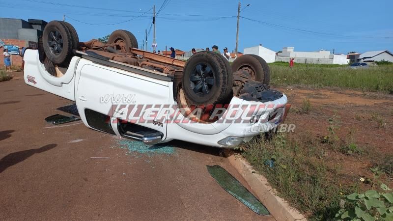 04 pessoas foram socorridas pelos bombeiros, após caminhonete capotar durante colisão com outro carro no Loteamento Jequitibá em Rolim de Moura 04 pessoas foram socorridas pelos bombeiros, após caminhonete capotar durante colisão com outro carro no Loteamento Jequitibá em Rolim de Moura