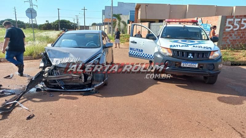 04 pessoas foram socorridas pelos bombeiros, após caminhonete capotar durante colisão com outro carro no Loteamento Jequitibá em Rolim de Moura 04 pessoas foram socorridas pelos bombeiros, após caminhonete capotar durante colisão com outro carro no Loteamento Jequitibá em Rolim de Moura