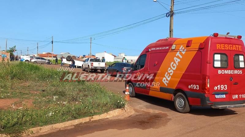 04 pessoas foram socorridas pelos bombeiros, após caminhonete capotar durante colisão com outro carro no Loteamento Jequitibá em Rolim de Moura 04 pessoas foram socorridas pelos bombeiros, após caminhonete capotar durante colisão com outro carro no Loteamento Jequitibá em Rolim de Moura