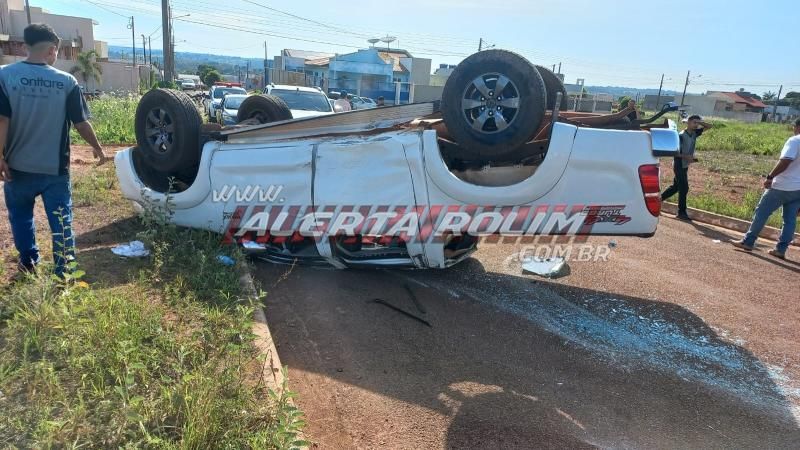 04 pessoas foram socorridas pelos bombeiros, após caminhonete capotar durante colisão com outro carro no Loteamento Jequitibá em Rolim de Moura 04 pessoas foram socorridas pelos bombeiros, após caminhonete capotar durante colisão com outro carro no Loteamento Jequitibá em Rolim de Moura