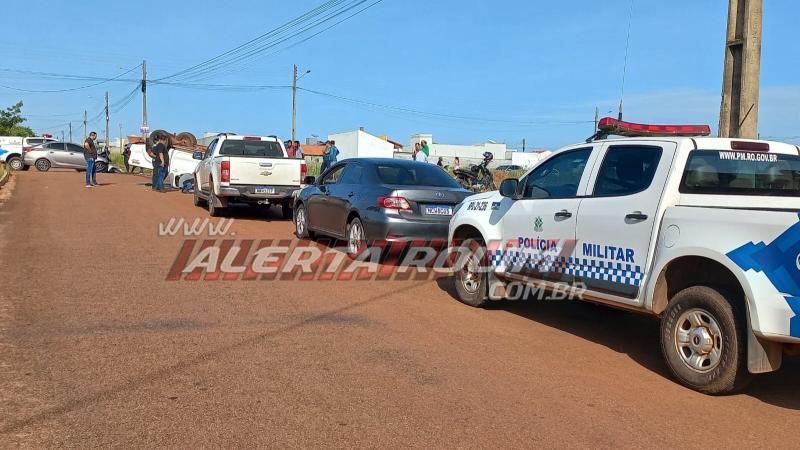 04 pessoas foram socorridas pelos bombeiros, após caminhonete capotar durante colisão com outro carro no Loteamento Jequitibá em Rolim de Moura 04 pessoas foram socorridas pelos bombeiros, após caminhonete capotar durante colisão com outro carro no Loteamento Jequitibá em Rolim de Moura