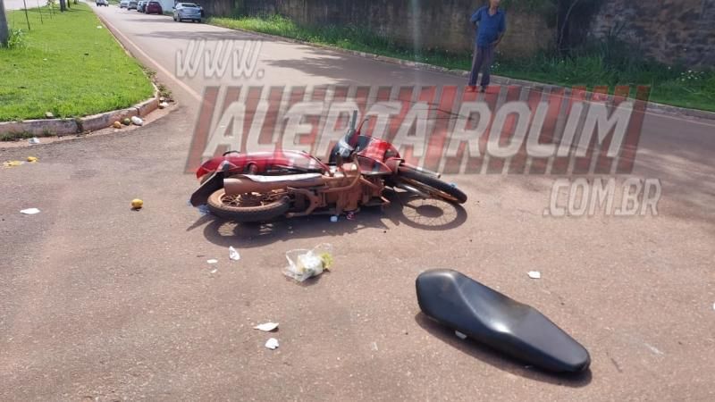 Mulher sofreu fratura exposta em uma das pernas após colisão entre Biz e caminhonete, em Rolim de Moura Mulher sofreu fratura exposta em uma das pernas após colisão entre Biz e caminhonete, em Rolim de Moura