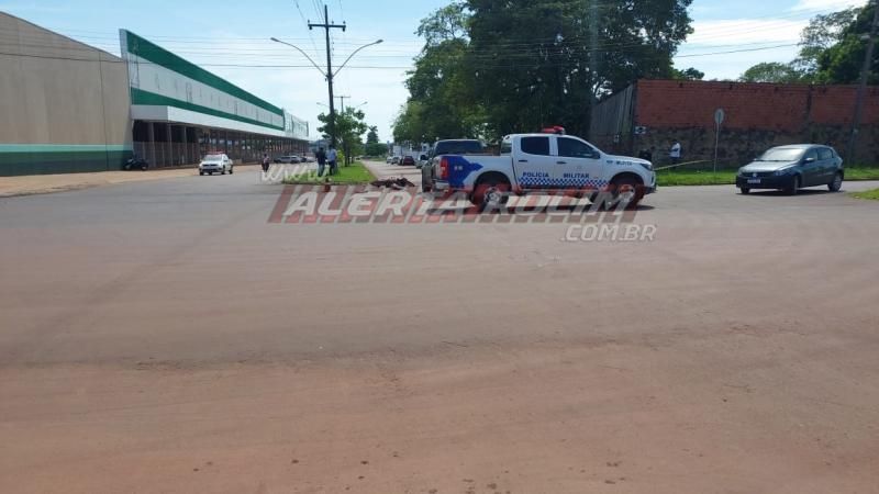 Mulher sofreu fratura exposta em uma das pernas após colisão entre Biz e caminhonete, em Rolim de Moura Mulher sofreu fratura exposta em uma das pernas após colisão entre Biz e caminhonete, em Rolim de Moura