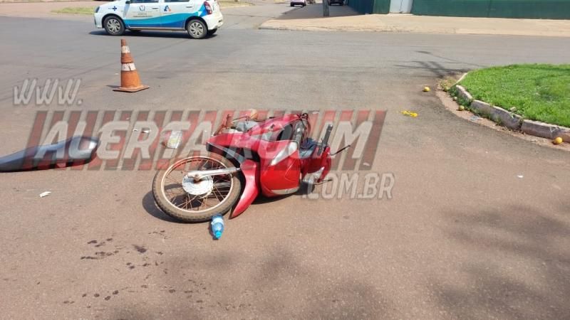Mulher sofreu fratura exposta em uma das pernas após colisão entre Biz e caminhonete, em Rolim de Moura Mulher sofreu fratura exposta em uma das pernas após colisão entre Biz e caminhonete, em Rolim de Moura