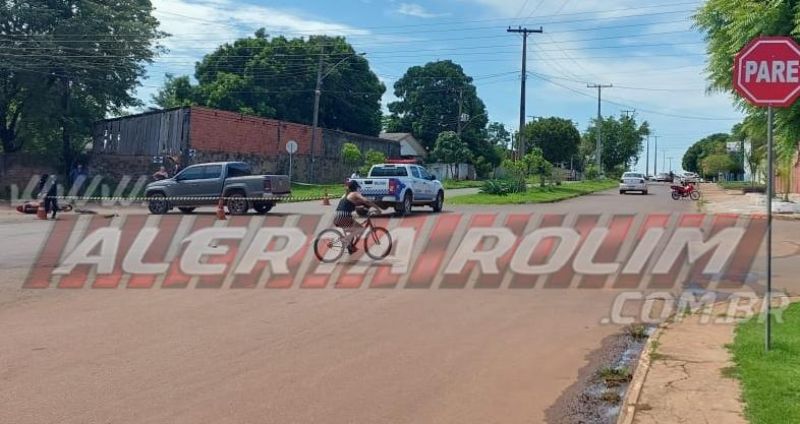 Mulher sofreu fratura exposta em uma das pernas após colisão entre Biz e caminhonete, em Rolim de Moura Mulher sofreu fratura exposta em uma das pernas após colisão entre Biz e caminhonete, em Rolim de Moura