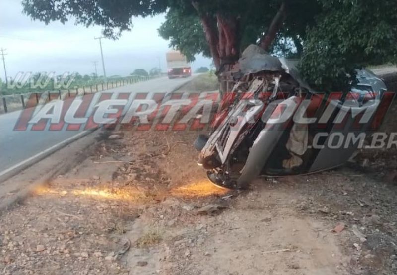 Mãe e filha sofreram fraturas de pernas após veículo capotar na RO 383, em Santa Luzia do Oeste Mãe e filha sofreram fraturas de pernas após veículo capotar na RO 383, em Santa Luzia do Oeste