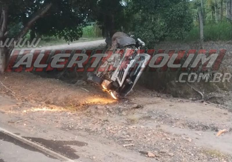 Mãe e filha sofreram fraturas de pernas após veículo capotar na RO 383, em Santa Luzia do Oeste Mãe e filha sofreram fraturas de pernas após veículo capotar na RO 383, em Santa Luzia do Oeste