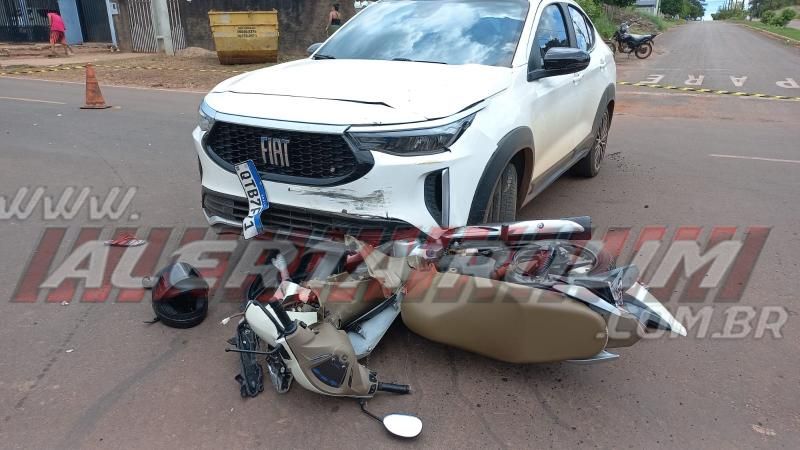 Mulher foi socorrida em estado grave após ter moto atingida por carro nesta véspera de Natal, em Rolim de Moura Mulher foi socorrida em estado grave após ter moto atingida por carro nesta véspera de Natal, em Rolim de Moura