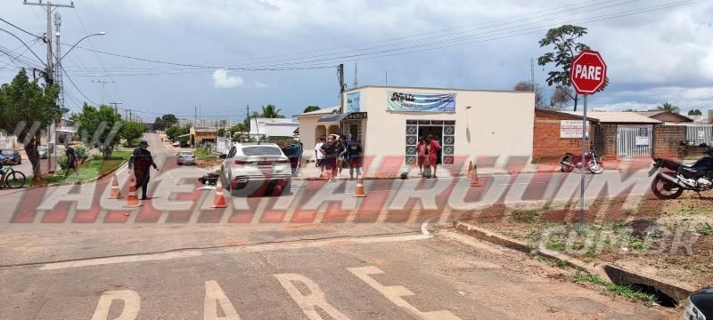 Mulher foi socorrida em estado grave após ter moto atingida por carro nesta véspera de Natal, em Rolim de Moura Mulher foi socorrida em estado grave após ter moto atingida por carro nesta véspera de Natal, em Rolim de Moura