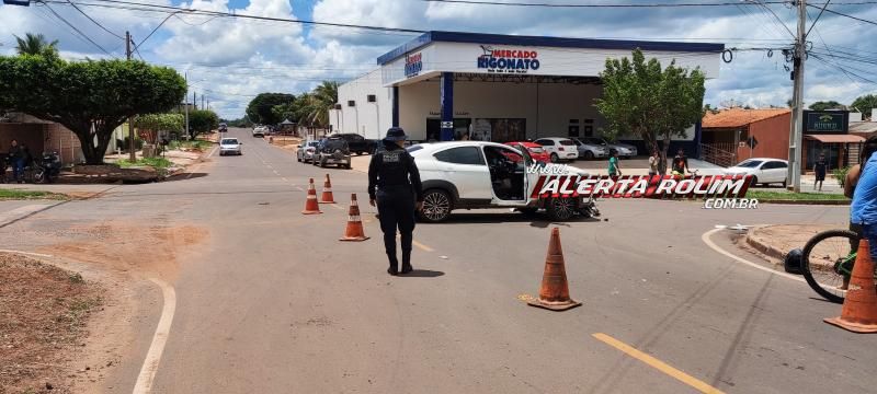 Mulher foi socorrida em estado grave após ter moto atingida por carro nesta véspera de Natal, em Rolim de Moura Mulher foi socorrida em estado grave após ter moto atingida por carro nesta véspera de Natal, em Rolim de Moura