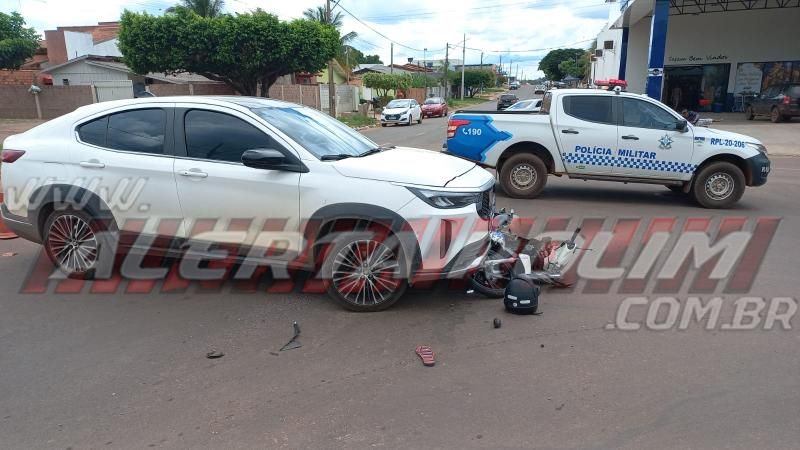Mulher foi socorrida em estado grave após ter moto atingida por carro nesta véspera de Natal, em Rolim de Moura Mulher foi socorrida em estado grave após ter moto atingida por carro nesta véspera de Natal, em Rolim de Moura
