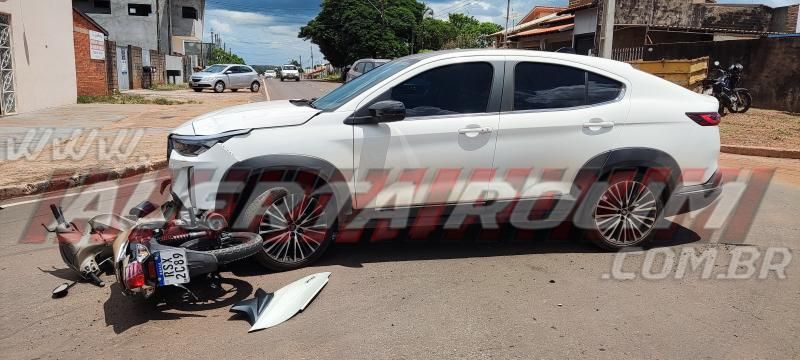 Mulher foi socorrida em estado grave após ter moto atingida por carro nesta véspera de Natal, em Rolim de Moura Mulher foi socorrida em estado grave após ter moto atingida por carro nesta véspera de Natal, em Rolim de Moura