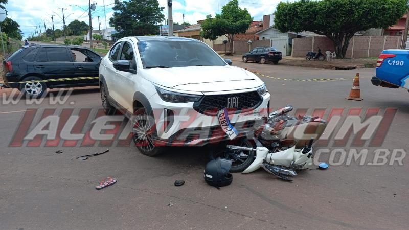 Mulher foi socorrida em estado grave após ter moto atingida por carro nesta véspera de Natal, em Rolim de Moura Mulher foi socorrida em estado grave após ter moto atingida por carro nesta véspera de Natal, em Rolim de Moura